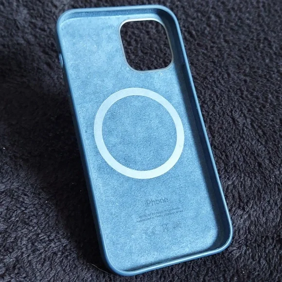 Genuine Apple Blue iPhone 12/12 Pro MagSafe Silicone Case Deep Navy. - Picture 2 of 10